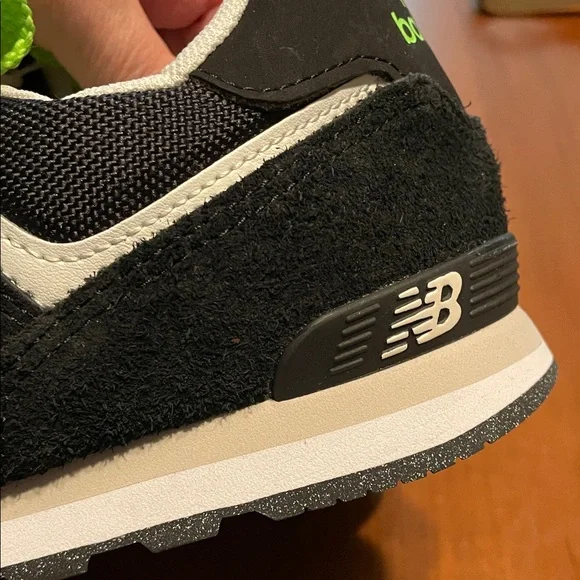 NWT 574 New Balance Kids Black Sneakers with Green Accents big kids size 7